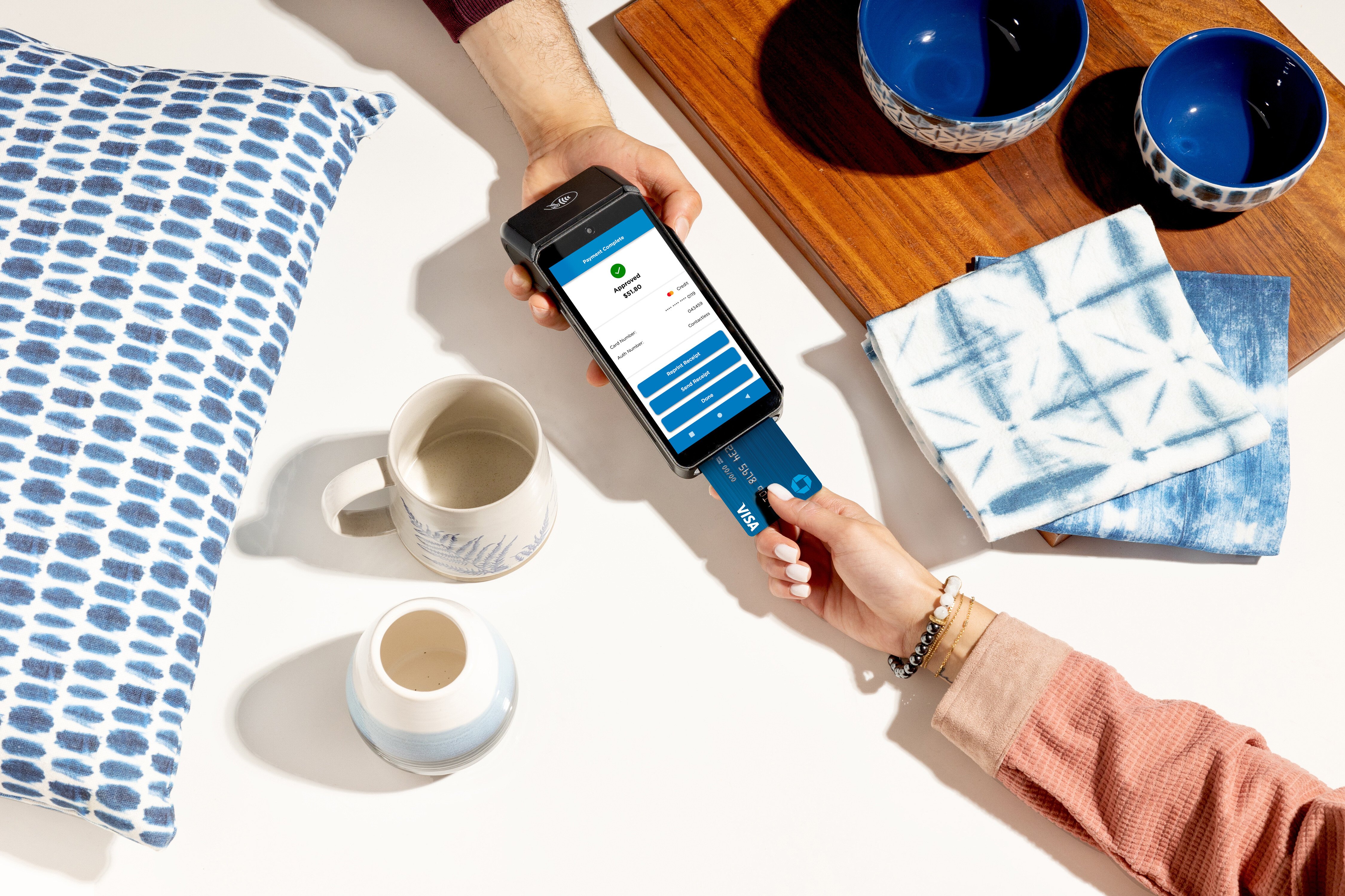 Un client paie sur un terminal de point de vente Chase