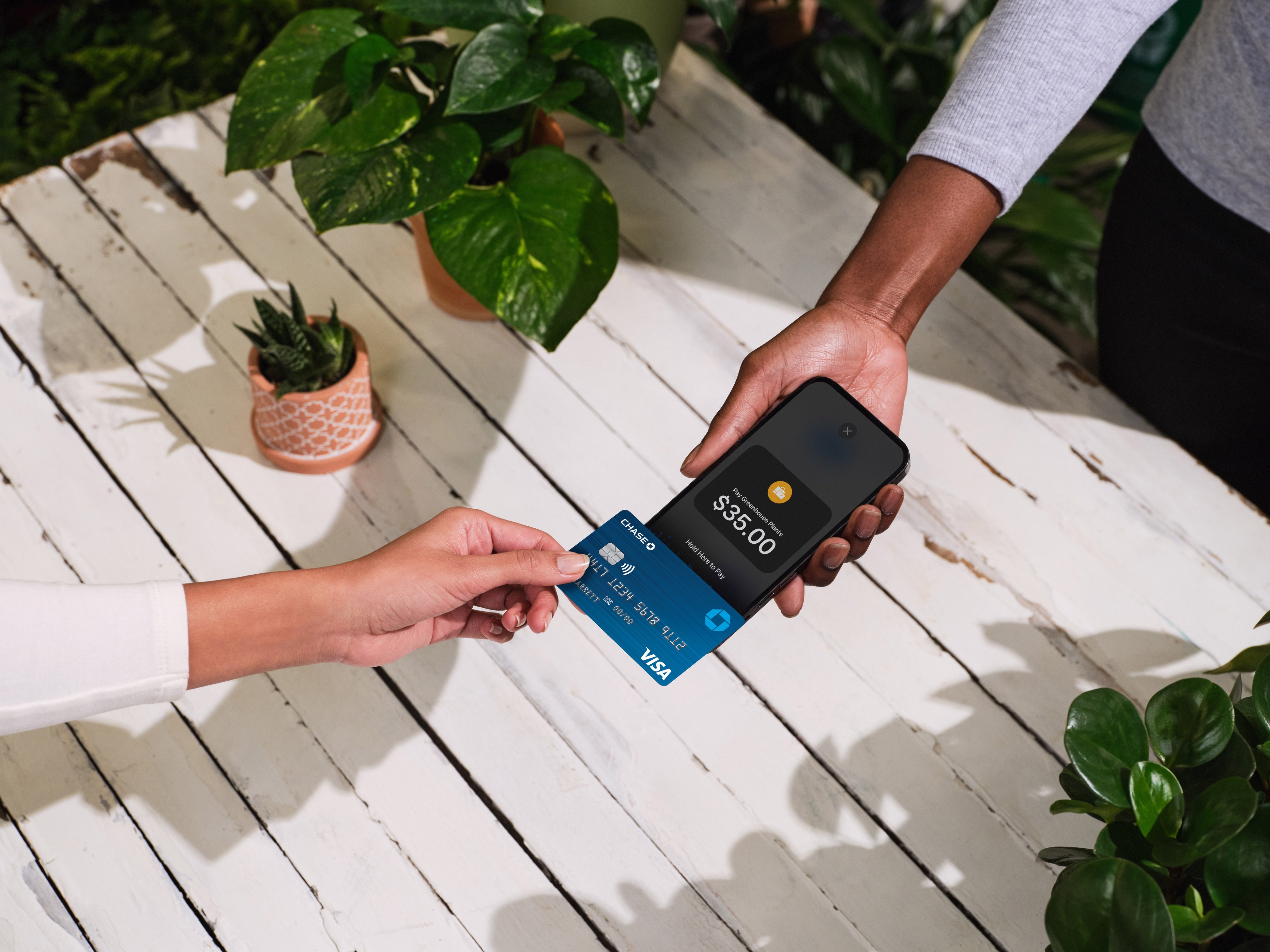 Un client tape sa carte sur un terminal Chase.