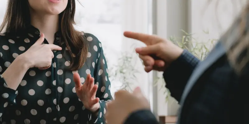 Employé et manager se disputant