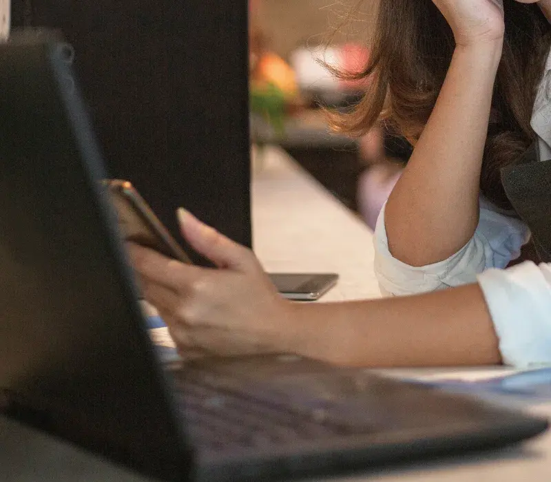 Propriétaire d'une petite entreprise en train de regarder son téléphone portable