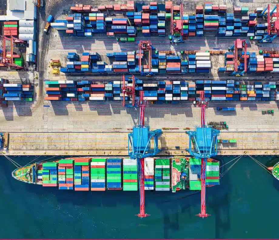 Image d'un navire, de conteneurs et de grues dans un port