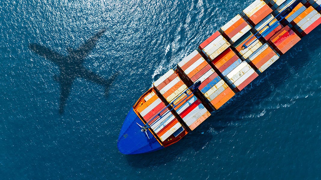 Image d'un navire rempli de conteneurs sur l'océan